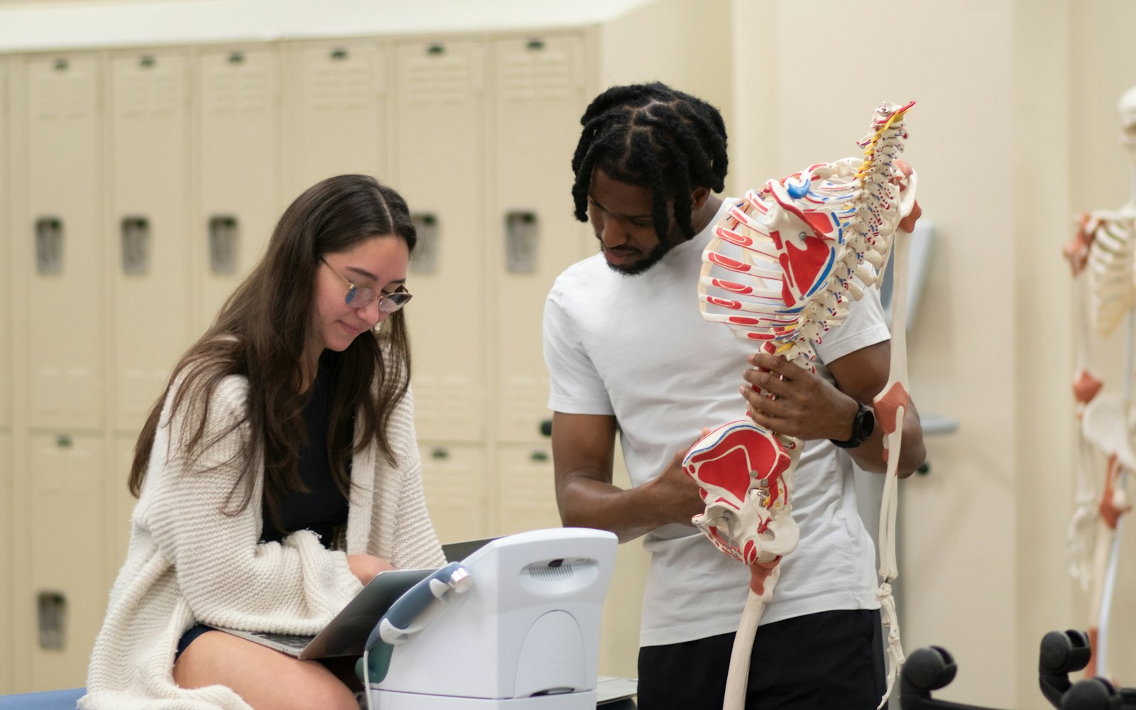 Explaining spinal anatomy with a model